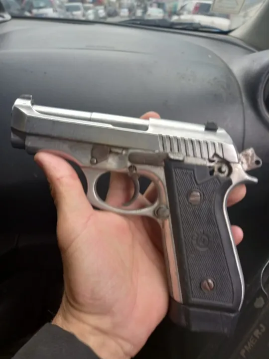 Com o homem, uma pistola foi encontrada