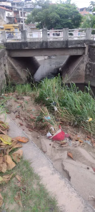Moradores denunciam abandono em canal no bairro da Brasilândia