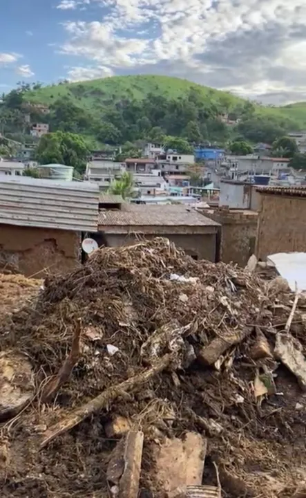 A lama acumulada de deslizamentos ameaça casas no local