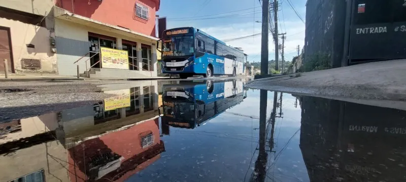 Além do mau cheiro, o vazamento traz perigo aos pedestres