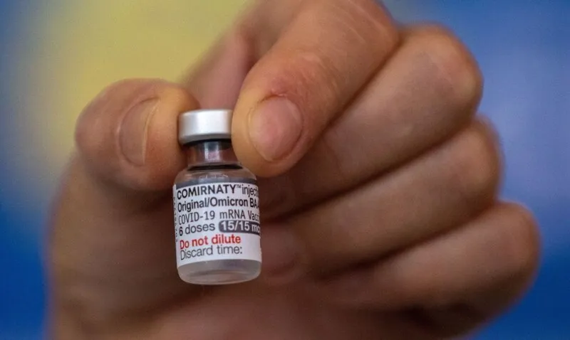 A vacina bivalente é recomendada como dose de reforço para quem tenha recebido pelo menos duas doses contra a doença de qualquer laboratório, há quatro meses ou mais