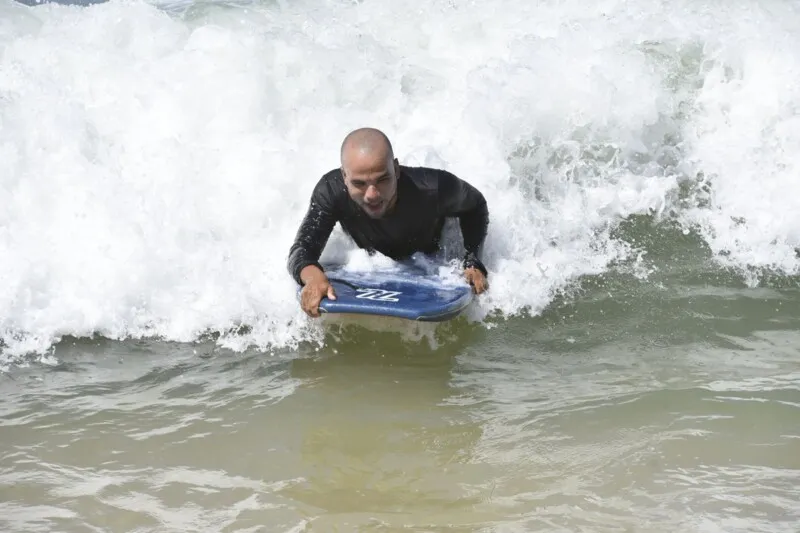 Alunos do curso de Libras aprenderam um pouco sobre o surf e a interagir com pessoas surdas
