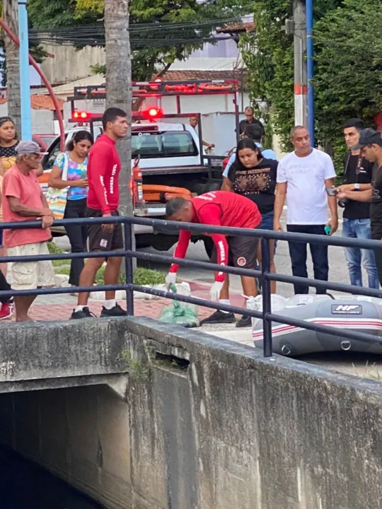 Agenets da Defesa Civil e da Guarda Municipal realizaram a retirada do corpo