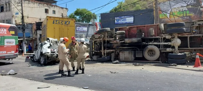 Caminhão de entulho teria perdido o controle