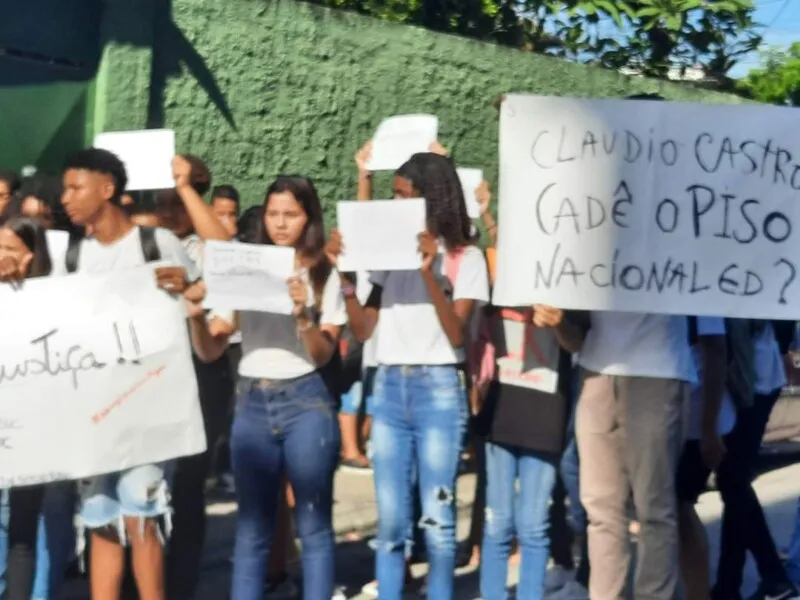 A escola está funcionando em horários reduzidos, com duas horas de aula para o ensino médio e ensino fundamental