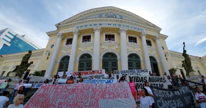 Como sinal de paz,  os moradores compareceram vestindo roupas brancas