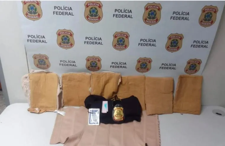 Carregamento estava preso à cinta corporal da mulher