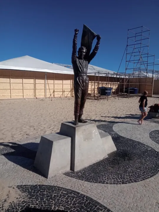 A estátua de bronze fica localizada na Avenida Atlântica, em frente ao Hotel Copacabana Palace