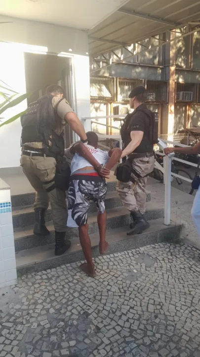 Homem foi preso e levado para a Delegacia do Centro de Niterói
