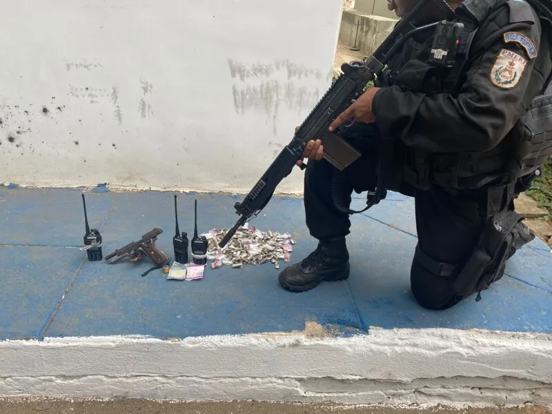 Arma e drogas foram apreendidas com acusados