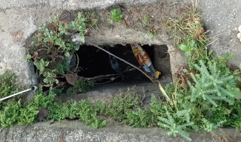 Buraco pode causar grave acidente a quem passa pela rua