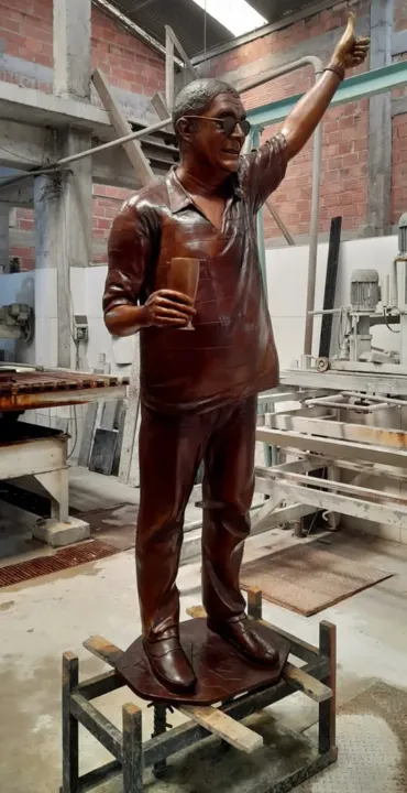 Estátua de bronze foi confeccionada pelo artista plástico Marcos André Sales