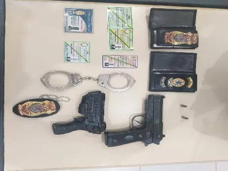 No momento da prisão, o falso delegado estava com o distintivo, algema, duas munições de arma de fogo e outros documentos