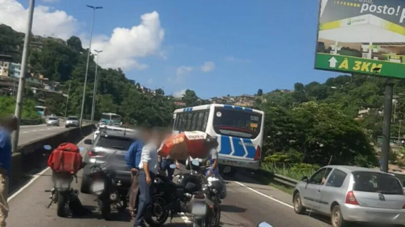 Tráfego no sentido São Gonçalo da via ficou fortemente congestionado