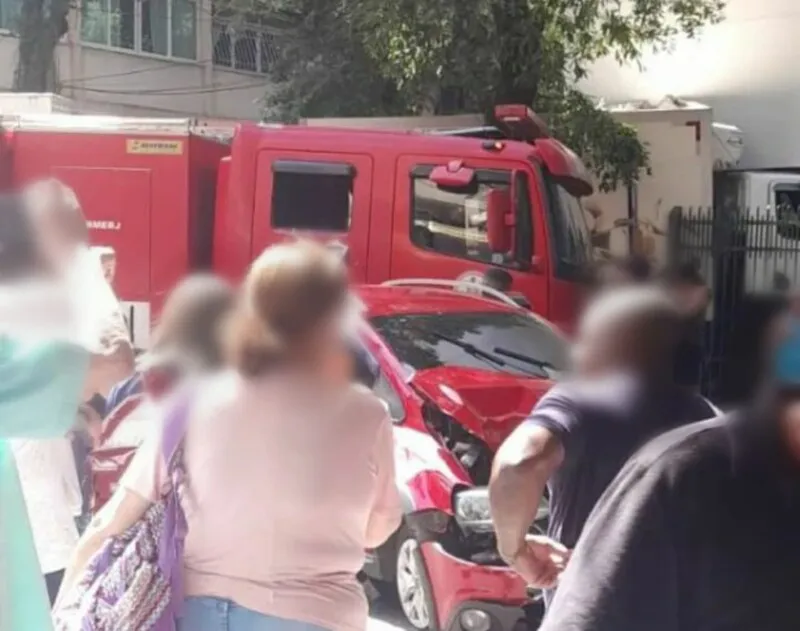 De acordo com o Corpo de Bombeiros de Niterói, o caminhão colidiu com um carro, que perdeu o controle e bateu no muro de um prédi