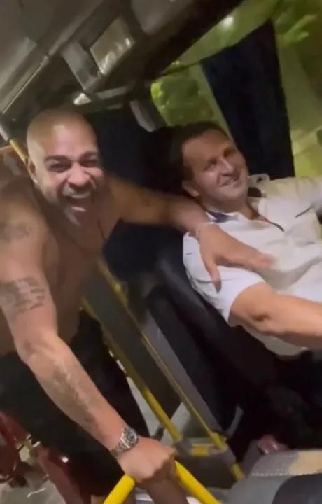 Adriano ao lado do motorista que o levou como passageiro