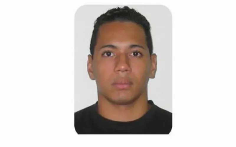 O agente estava na porta de casa, de capacete e mochila , perto da moto, quando foi surpreendido pelos assaltantes