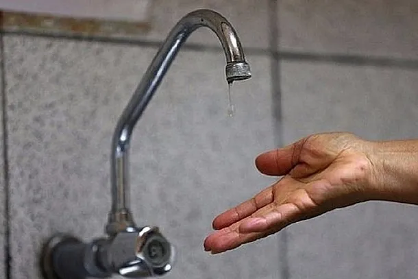 Moradora estaria há mais de um mês sem água