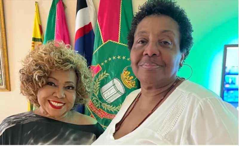 Alcione e a presidente da Mangueira Guanayra Firmino