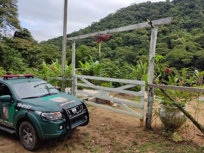 No sítio, situado na Estrada do Silvado, s/nº,  os agentes encontraram cerca de 1000 m² de área degradada, piscina cheia com água vinda direto de córrego e uma construção de alvenaria.