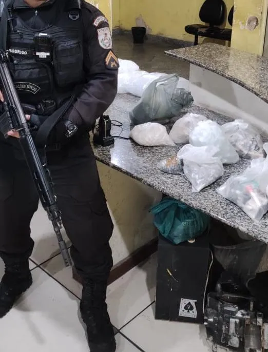 Policiais do 33º BPM, após informações do Disque Denúncia, apreenderam grande quantidade material entorpecente em Angra dos Reis
