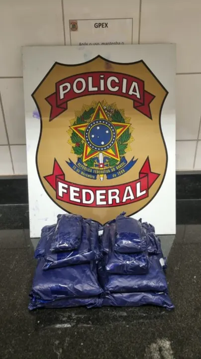 Os policiais federais identificaram a droga oculta no fundo falso da bagagem despachada pela estrangeira