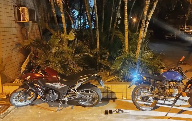 Duas motos foram apreendidas na operação contra os acusados