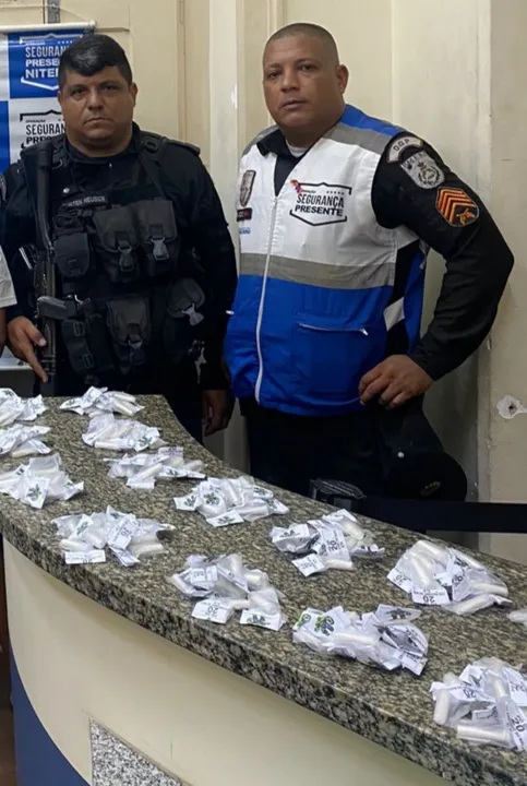 O  suspeito de 20 anos possui mandado de prisão por duplo homicídio, tráfico de drogas, roubo, tortura e ocultação de cadáver