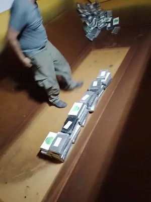 A apreensão foi realizada a partir de uma operação com cão de faro do agente marítimo autorizada pela Receita Federal