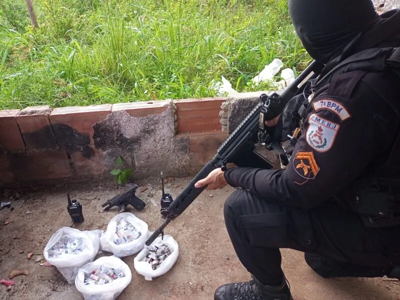 A polícia encontrou uma pistola, drogas e dois rádios de comunicação