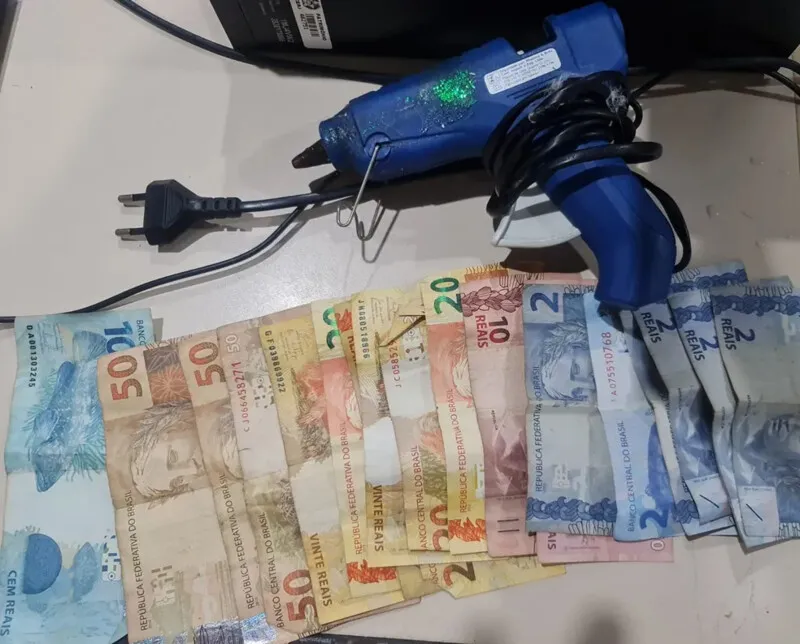 A polícia apreendeu os R$ 400 roubados da farmácia