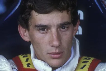 Ayrton Senna da Silva foi por três vezes campeão de Fórmula 1: em 1988, 1990 e 1991