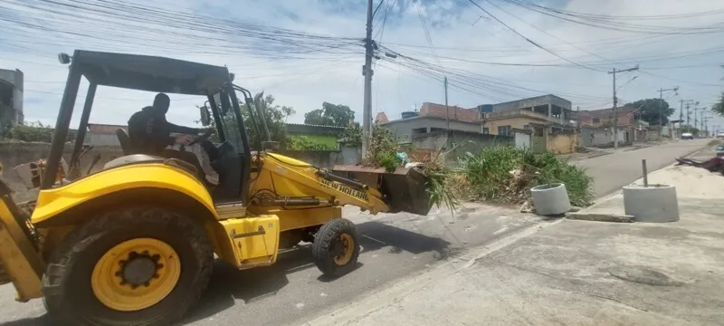 Retroescavadeira é utilizada para retirada das barricadas