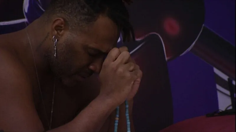 Nicácio chora ao fazer uma oração na Casa do Reencontro do BBB 23