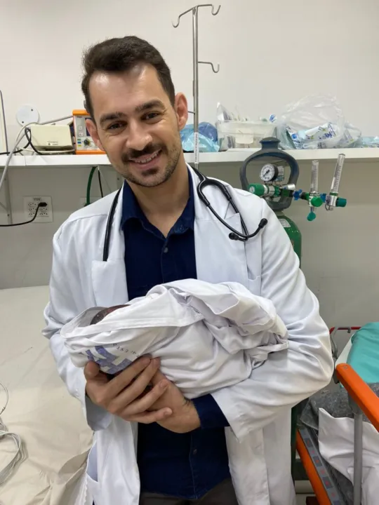 O médico Tadeu Santos fez o parto da bebê