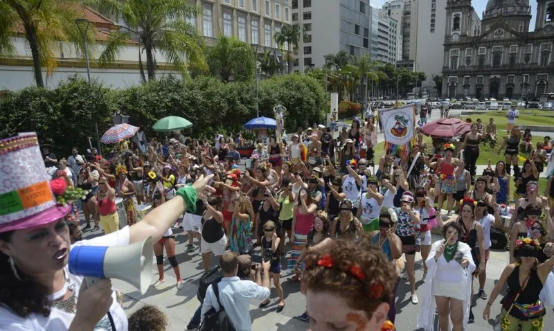 ade. A festa começa agora de manhã, com o Mulheres Rodadas, que deve desfilar, a partir das 9h no Aterro do Flamengo, na zona sul da cidade