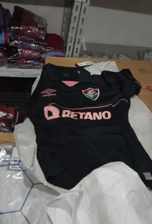 As novas cores das camisas são cinza com detalhes laranja e preta com detalhes em rosa