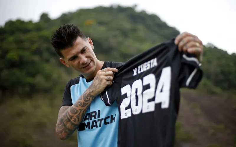 O Botafogo anunciou a compra definitiva do zagueiro argentino Víctor Cuesta até 2024.