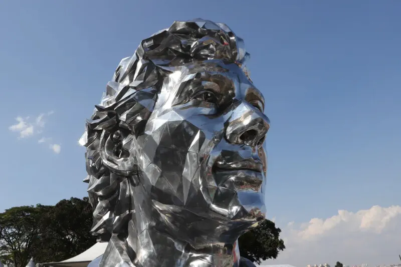 Busto em homenagem ao piloto foi inaugurado em Interlagos no mês passado