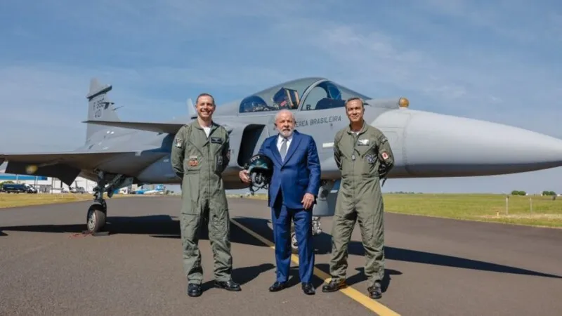 O presidente visitou a fábrica da empresa brasileira da Embraer, nesta terça