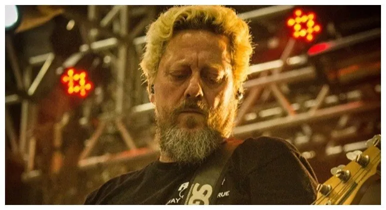 Baixista esteve na banda de punk desde sua formação