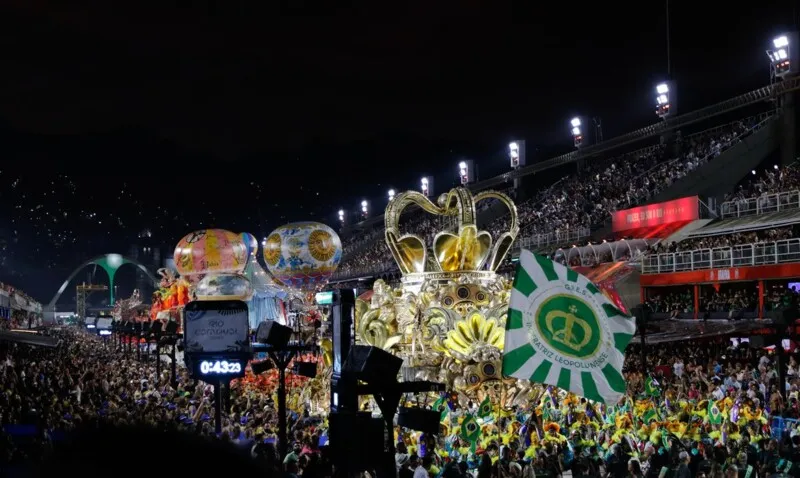 Texto garante a livre atividade de agremiações e desfiles