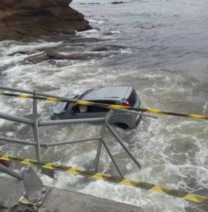 Carro caiu no mar na Praia das Flechas