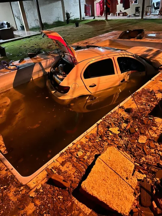 Com o impacto da batida, um dos carros derrubou o muro de uma casa e caiu dentro da piscina, em Itaipuaçu