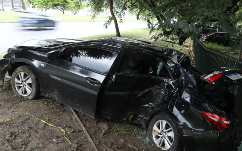 O carro colidiu em outro veículo  antes de bater na árvore e em seguida, no muro