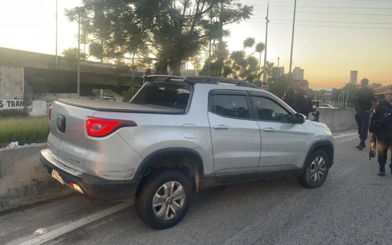 O carro da mulher, uma Fiat Toro, ficou com diversas perfurações