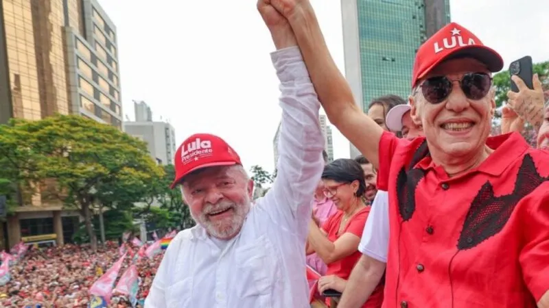 Lula afirmou que " a vasta contribuição da obra de Chico Buarque vai além de seus inegáveis aportes à riqueza literária da língua portuguesa