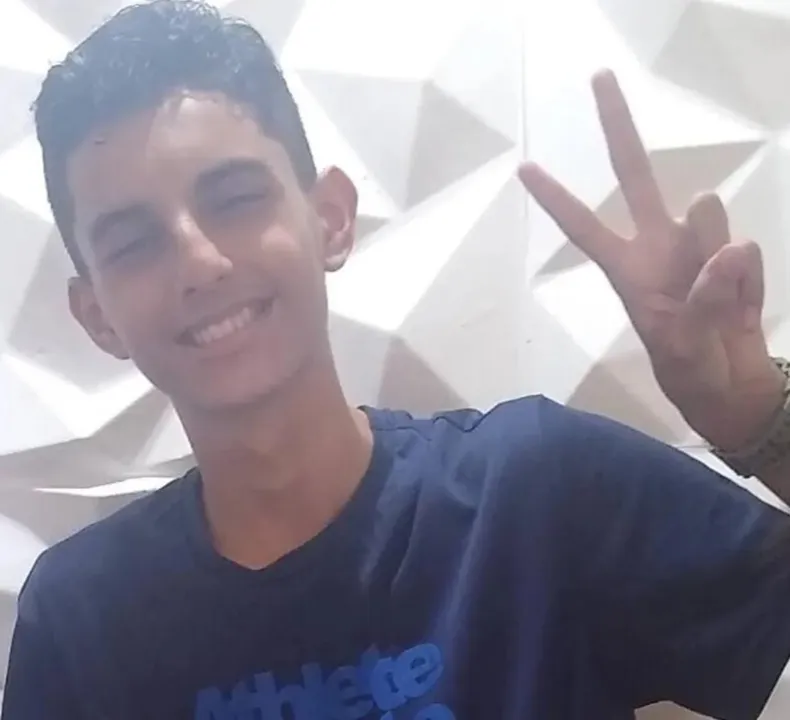 Adolescente já consegue caminhar