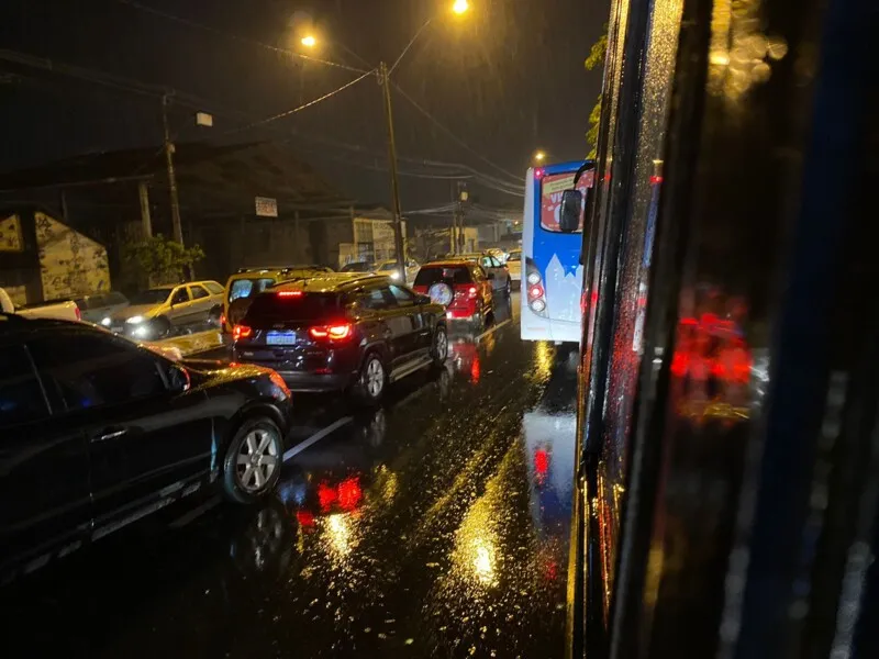 As rodovias de grande circulação, RJ-106, que liga são Gonçalo a Maricá, e a RJ-104, ponte entre São Gonçalo e Niterói, registraram grande engarrafamento por volta das 18h