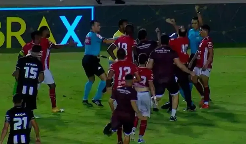Jogo que garantiu classificação do alvinegro na Copa do brasil terminou com confusão em campo